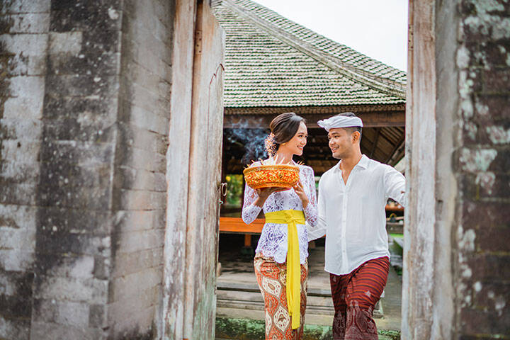 balinese couple wearing kebaya dress and traditional balinese costume