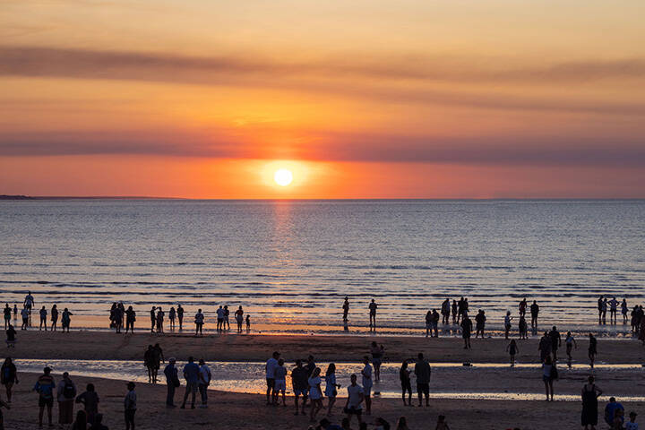 Sunset at Mindil Beach. The iconic Mindil Beach sunsets always draw a crowd. On Thursdays and Sundays (April – October), head down to the buzzing Mindil Beach Sunset Market and wander through the craft and food stalls. When the time comes, grab some tasty treats and meander down to the sand to watch the sun melt into the ocean.